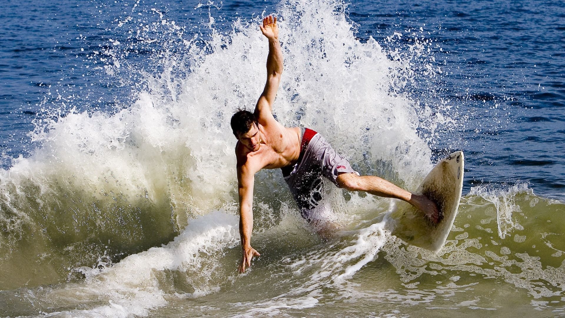 篮球公益课走进山区学校为孩子们带来全新体育体验，篮球公益活动